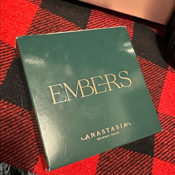 On the run…. Anastasia Beverly Hills Embers Palette in Green - Picture 2 of 12